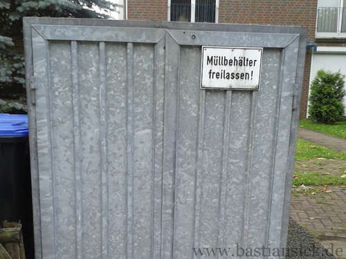 Müllbehälter freilassen_WZ (Hamburg-Tonndorf) © H. und P.-R- Dittrich 07.07.2014_vA7vamUl_f.jpg